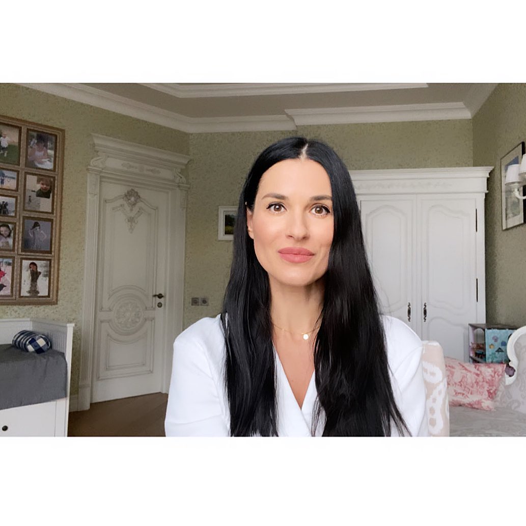 Моська постоянно смотрит на тебя: Маша Ефросинина нашла для себя утешение на карантине