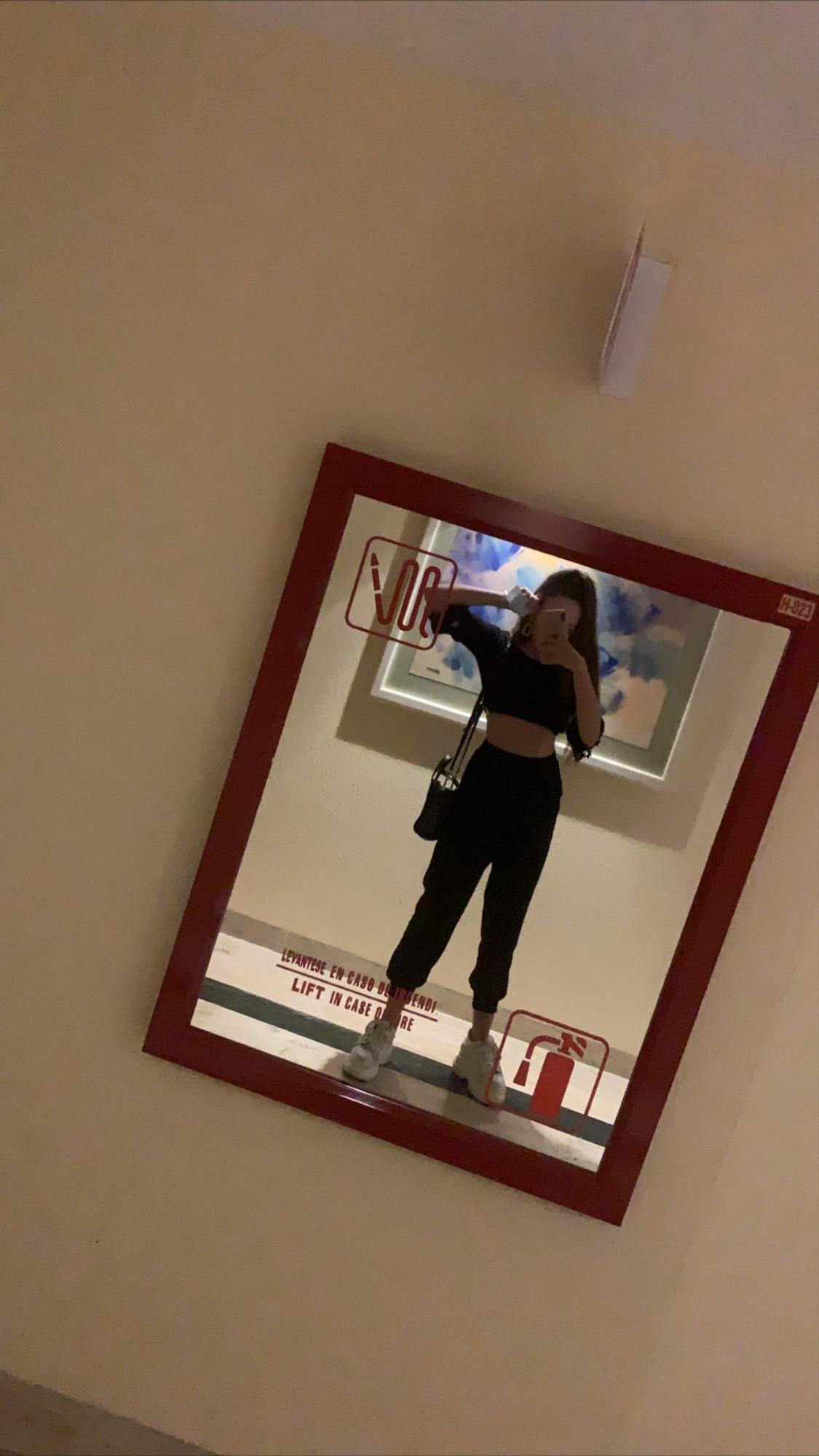 Дочка Олі Полякової в топі похвалилася витонченою фігурою і ідеальним пресом