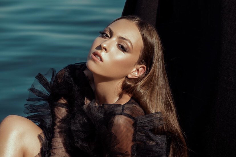 Дочь Поляковой поразила сияющим видом и новым стильным образом