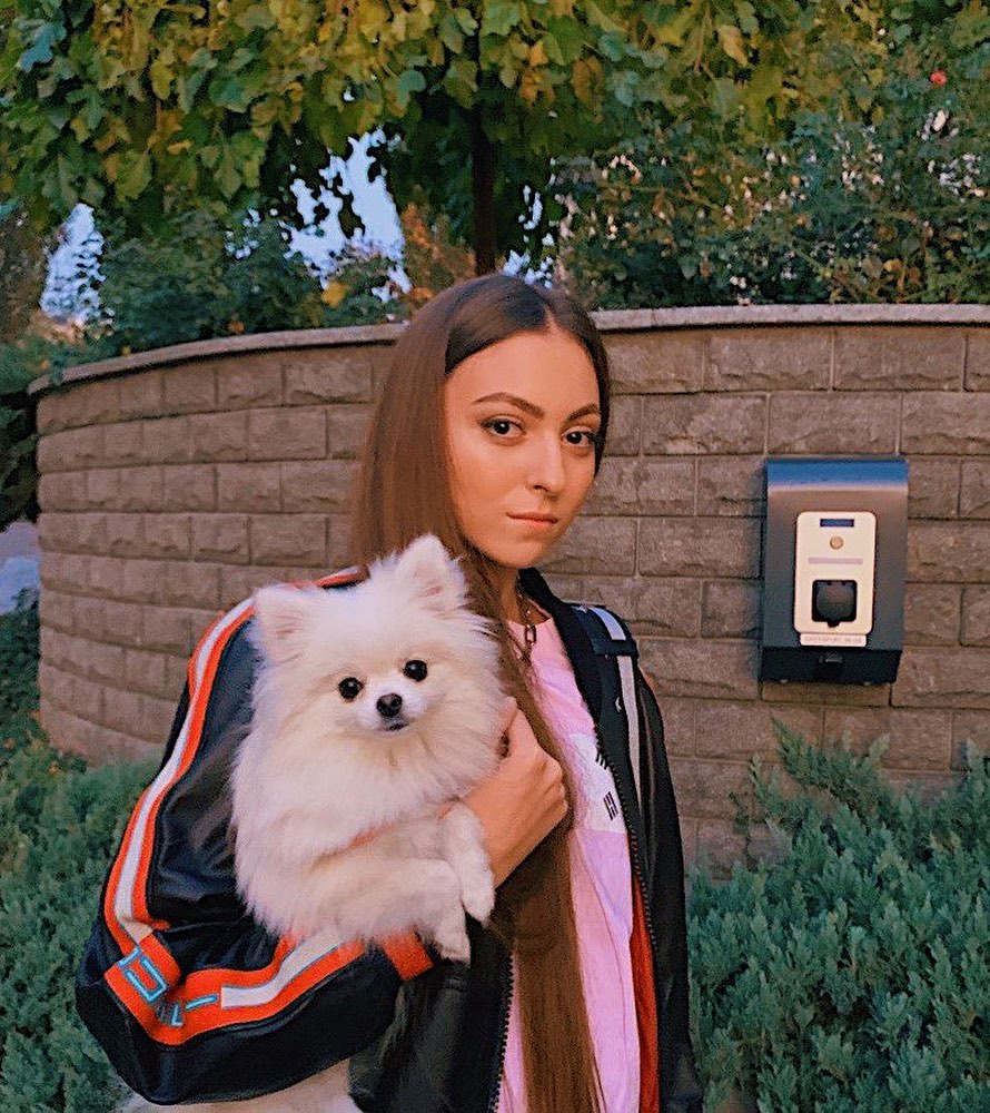 Так похожа на маму: 15-летняя дочь Оли Поляковой очаровала красотой на милом фото с собачкой