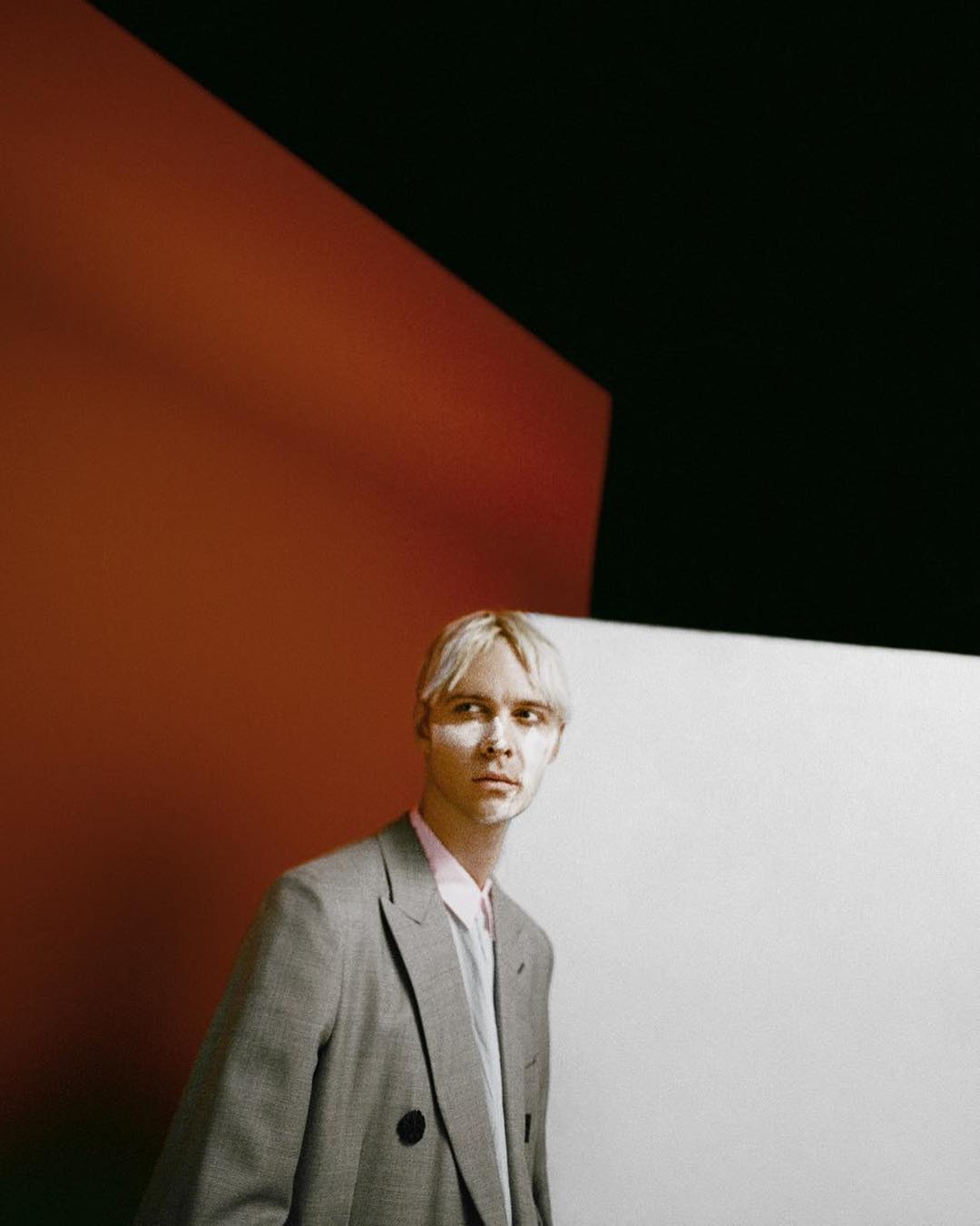 Макс Барских примерил необычный образ и рассказал о дружбе в шоубизе