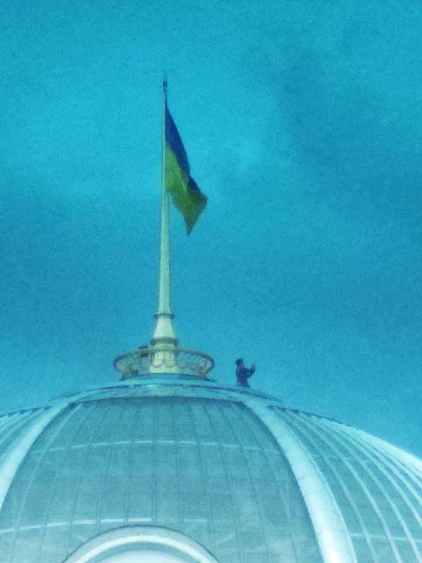 Романтик на даху Ради: стало відомо ім'я чоловіка