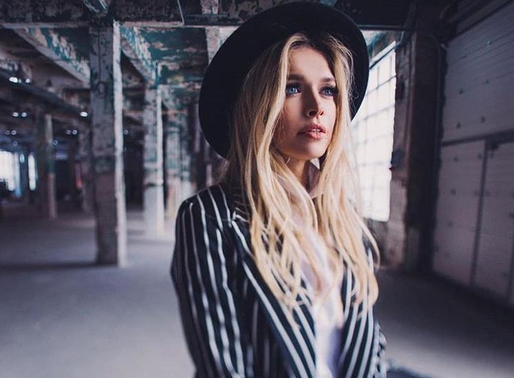 "Перепутала Вас с Соней": Брежнева поразила поклонников стильным нарядом