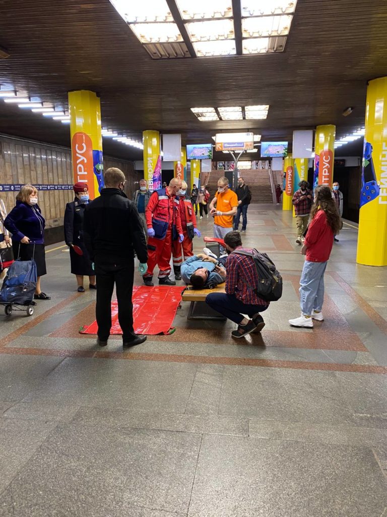 В метро Киева произошло ЧП: мужчину откачивали неравнодушные пассажиры (фото)