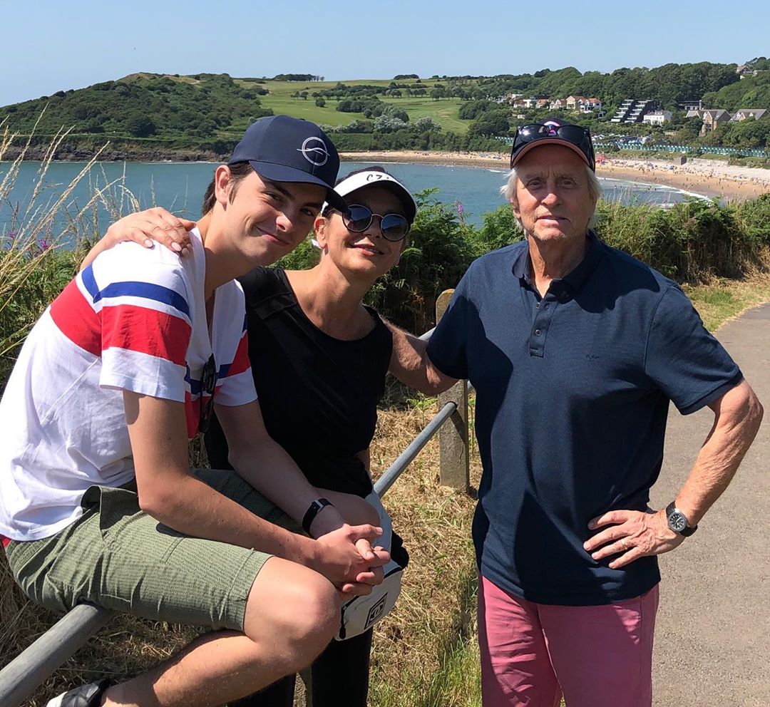 Счастливы вместе: Кэтрин Зета-Джонс опубликовала нежное семейное фото