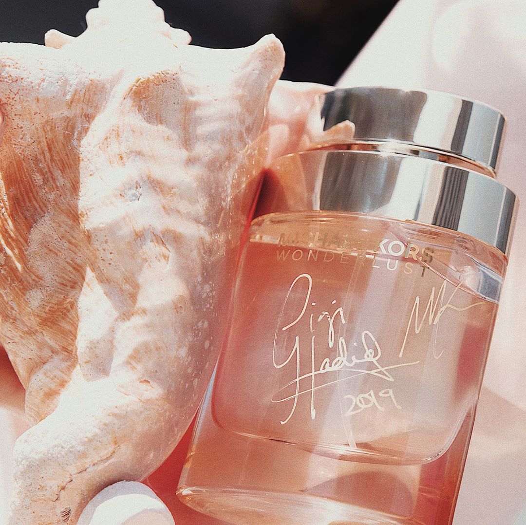 Шльопанці зі шкарпетками і велосипедки: Джіджі Хадід в провокаційному образі в Нью-Йорку