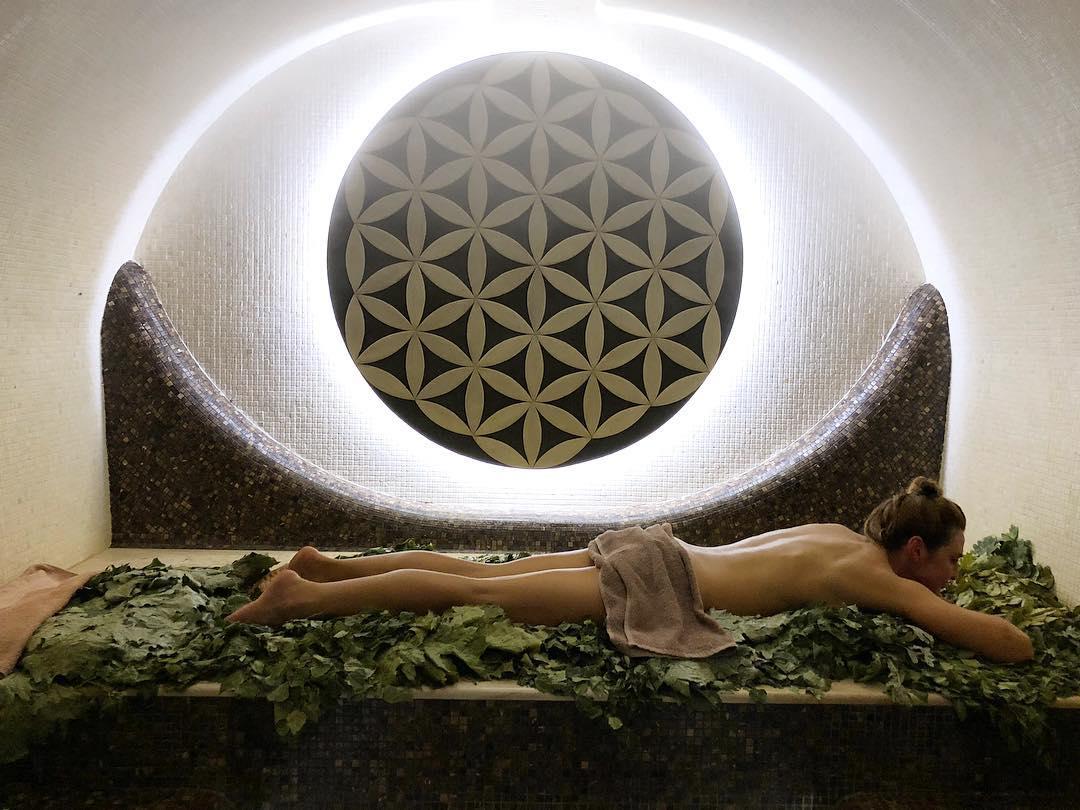 "Глядишь и ребра срастутся": Оксана Марченко показала себя без одежды