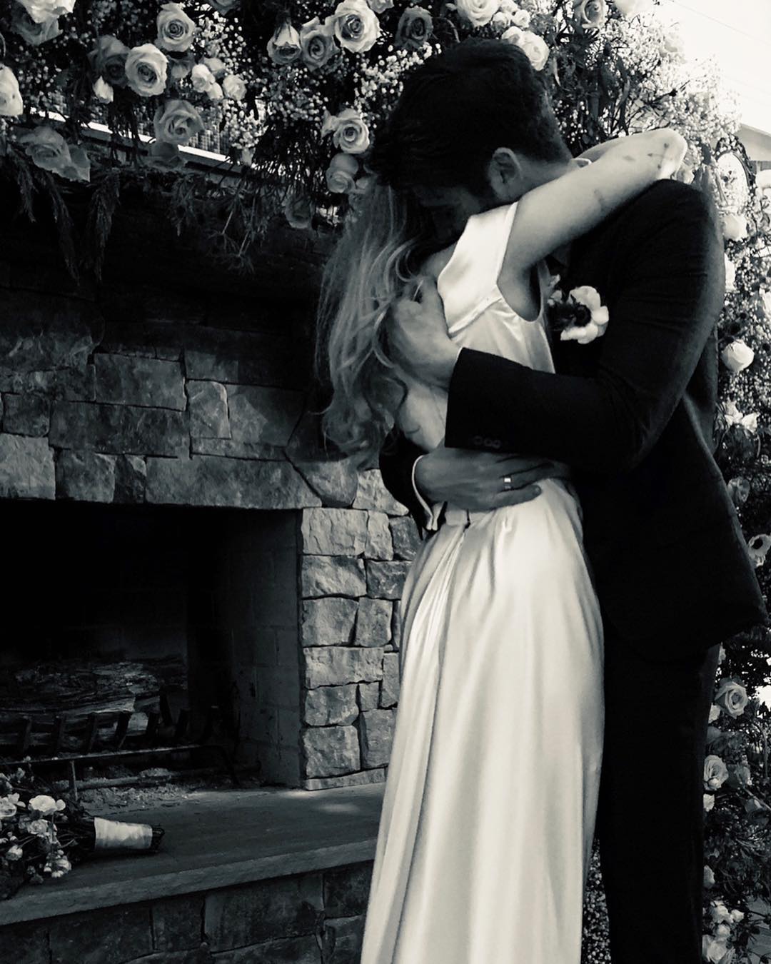 Майли Сайрус показала фото со своей тайной свадьбы