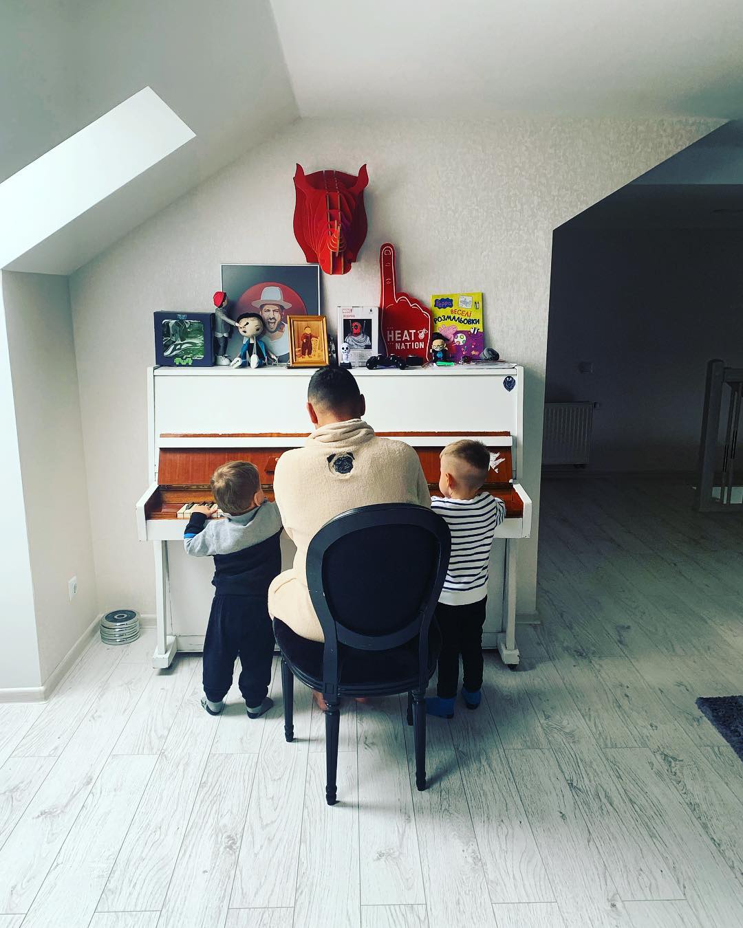 "Какие лапочки": MONATIK показал редкое фото с сыновьями