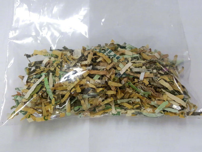 Склеивала деньги месяц: женщина разрезала в шредере крупную сумму