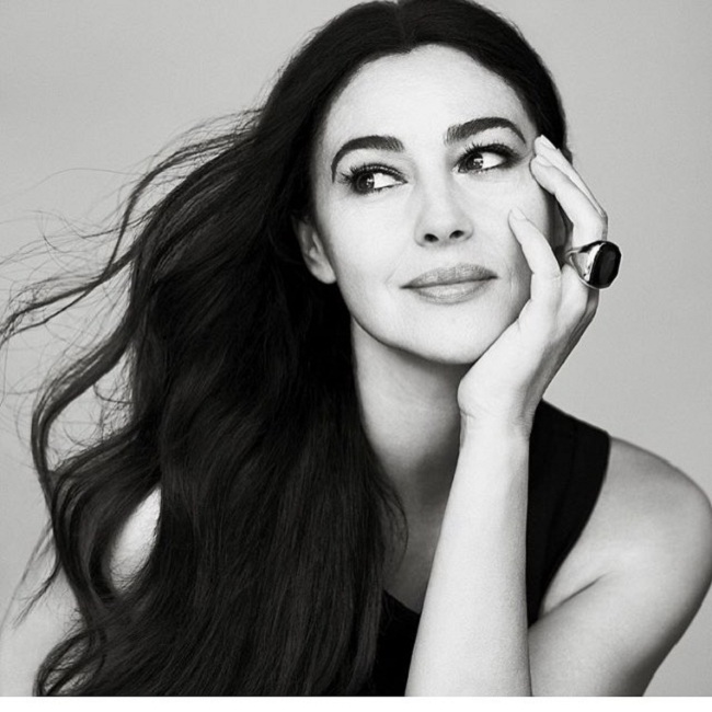 Идеальная женщина: 54-летняя Моника Беллуччи взбудоражила сеть стильным нарядом и цветущим видом