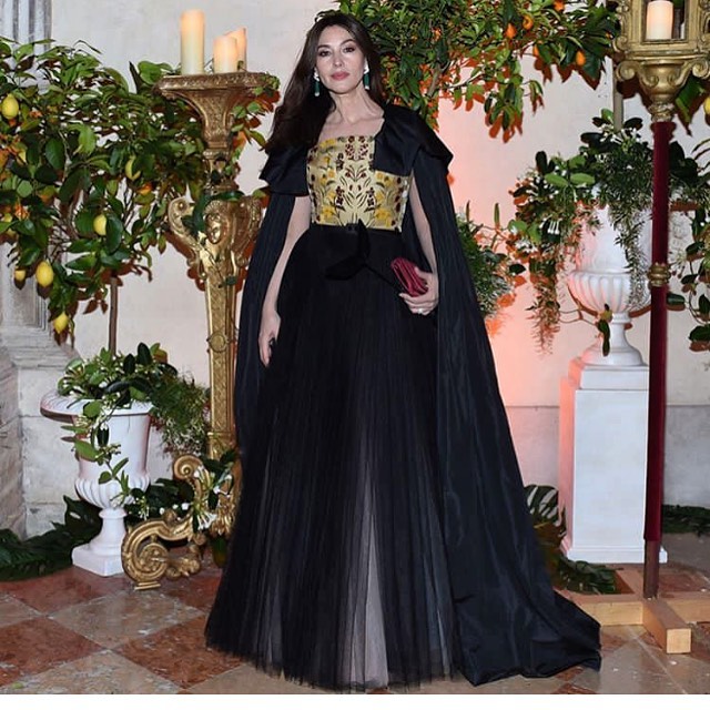 Королева бала: 54-летняя Моника Беллуччи блистает в роскошном платье Dior в Венеции