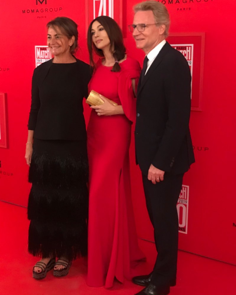 Пристрасна і прекрасна: Моніка Беллуччі блищить в Парижі в розкішній червоній сукні від Elie Saab