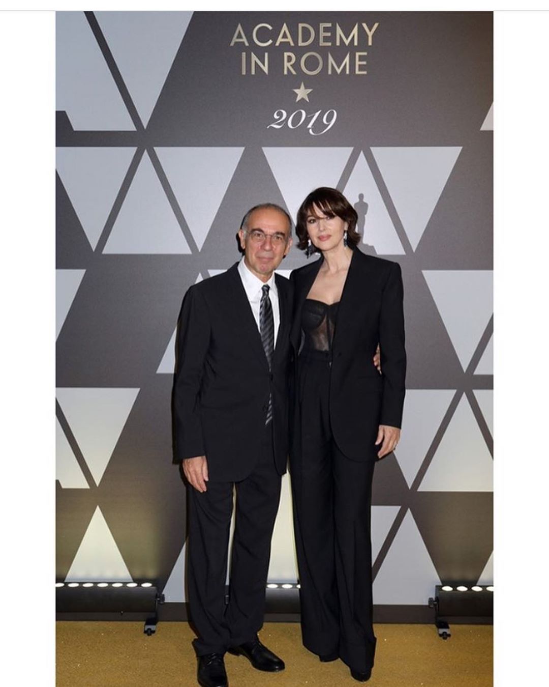 Їй все до лиця! Моніка Беллуччі підкорила стильним образом і новою зачіскою