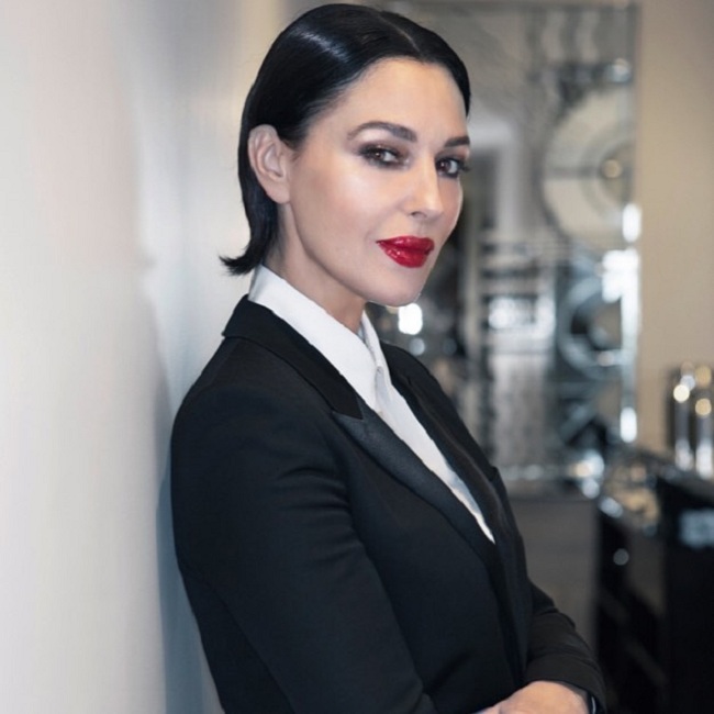 Різко схудла Моніка Беллуччі похвалилася стрункими ногами у відвертому вбранні