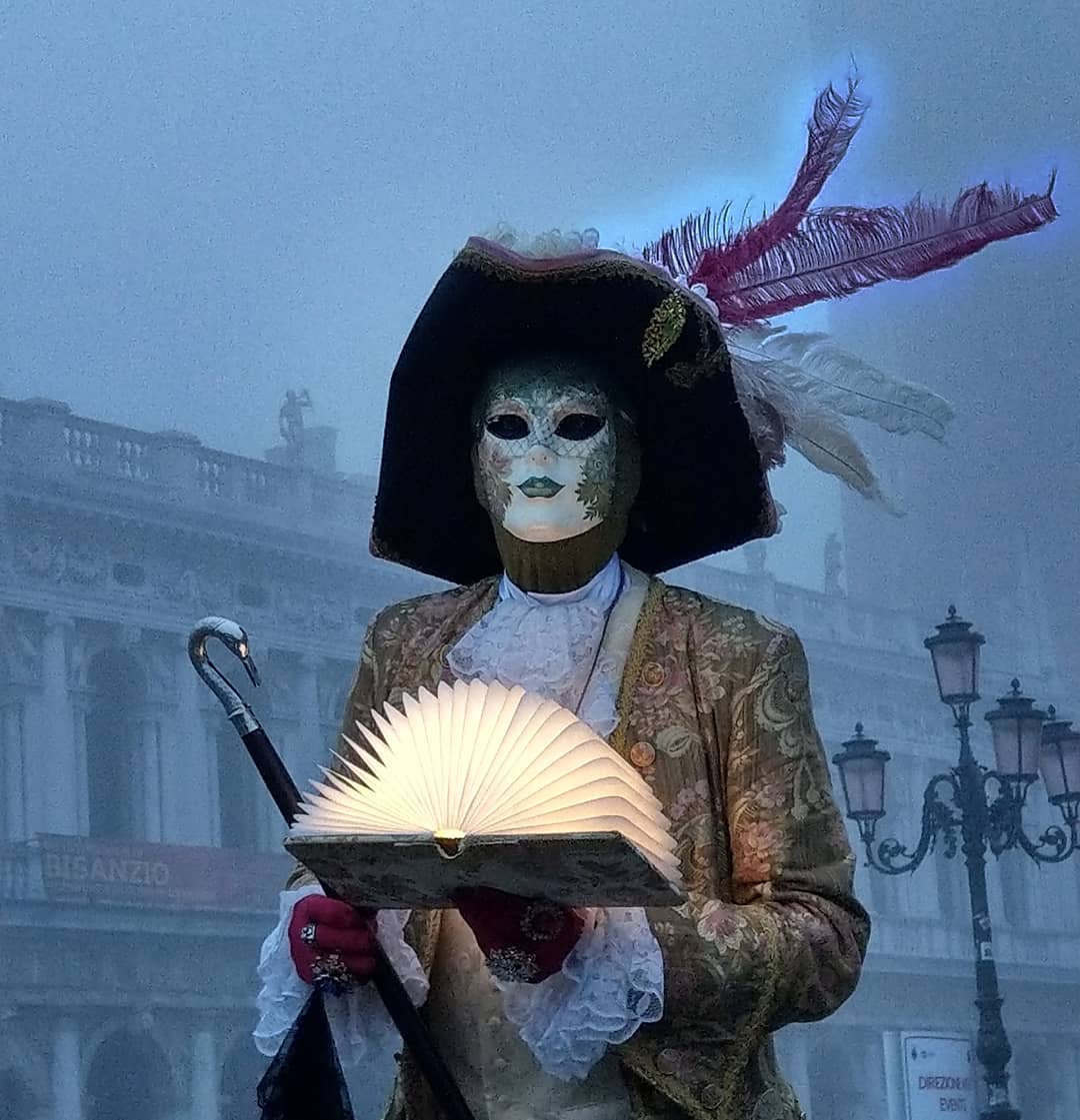 Травести-дива Монро поделилась впечатлениями от Венецианского карнавала (фото)