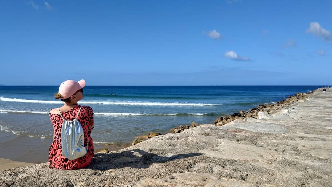 В мини-платье и без макияжа: дива Монро поделилась красочными фото у океана
