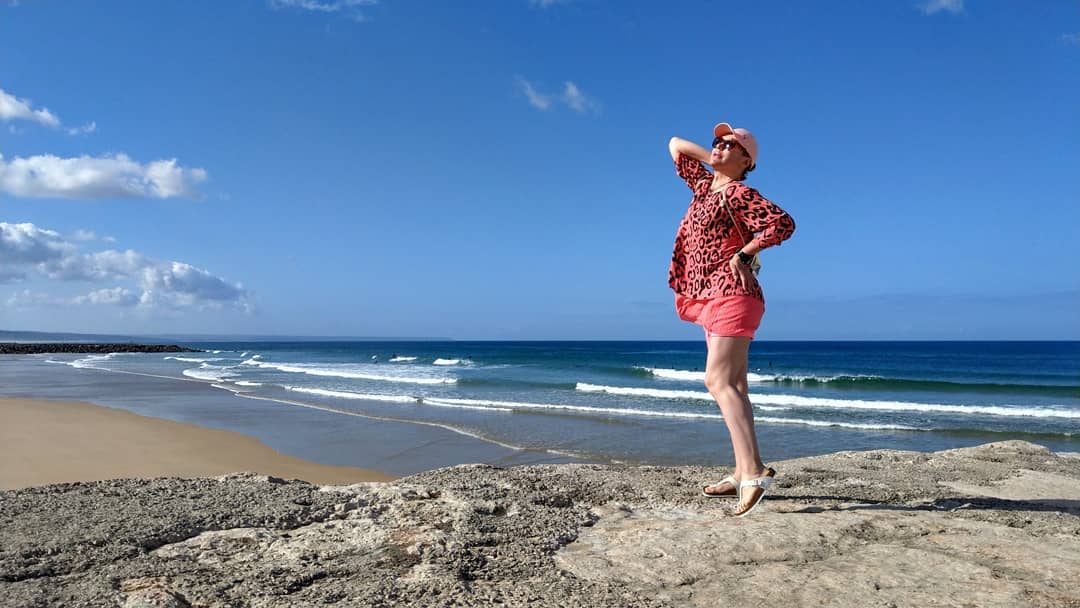 В мини-платье и без макияжа: дива Монро поделилась красочными фото у океана