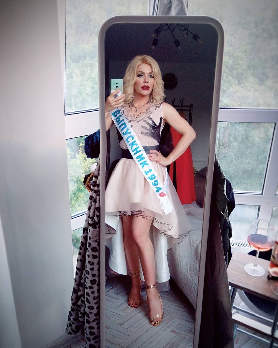 Травесті-дива Монро приміряла образ випускниці і розповіла про шкільні роки