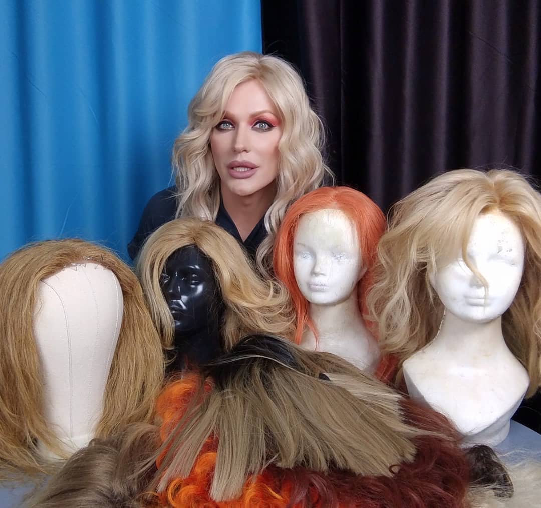 Секрети краси травесті-діва Монро показала свою колекцію перук