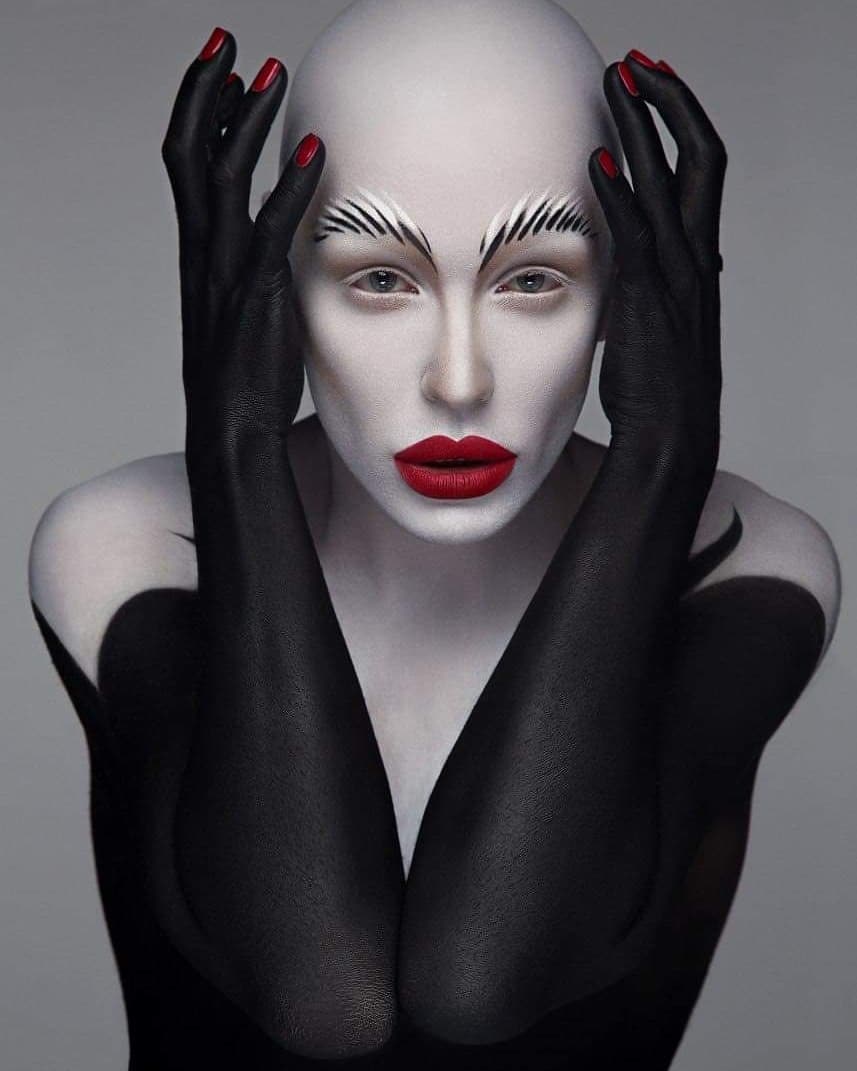 Травесті-діва Монро в екстравагантному образі прикрасила обкладинку британського глянцю