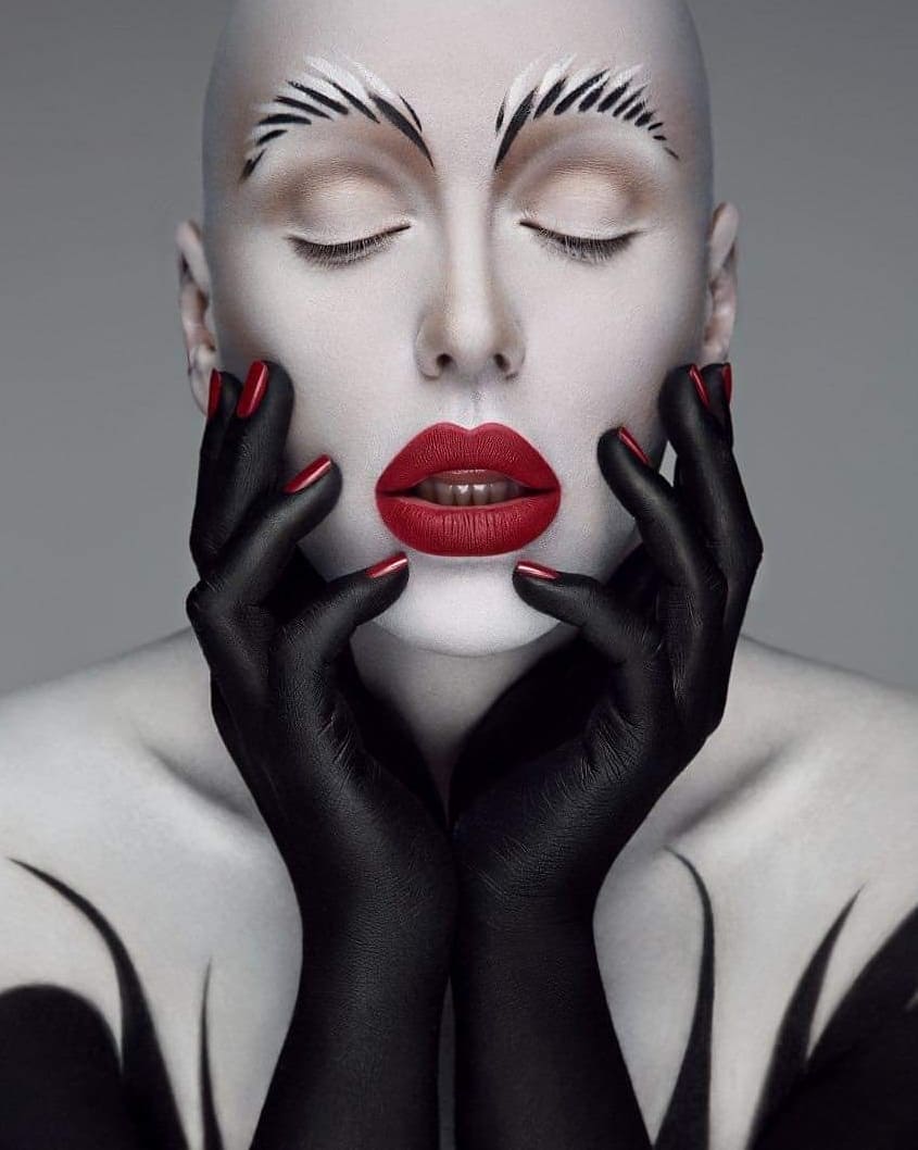 Травесті-діва Монро в екстравагантному образі прикрасила обкладинку британського глянцю