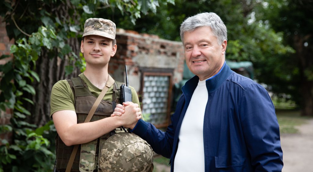 Порошенко привез в Авдеевку комплект видеоразведки для 72-й бригады