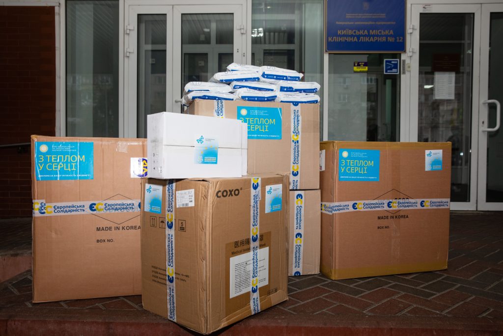 У Порошенка передали захисні костюми та противірусні окуляри у 12-ту лікарню Києва