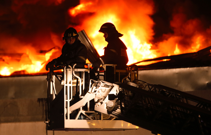 В результаті пожежі на складі в Москві загинули 8 рятувальників