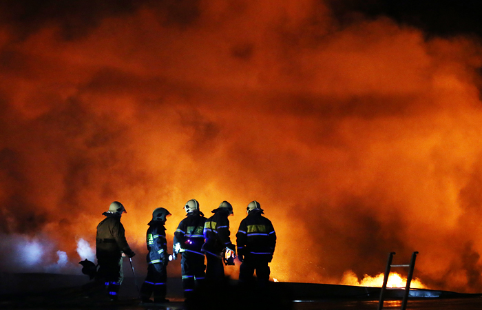 В результаті пожежі на складі в Москві загинули 8 рятувальників