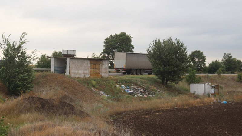 Міжнародну трасу на підступах до Одеси перетворили на смітник (фото)