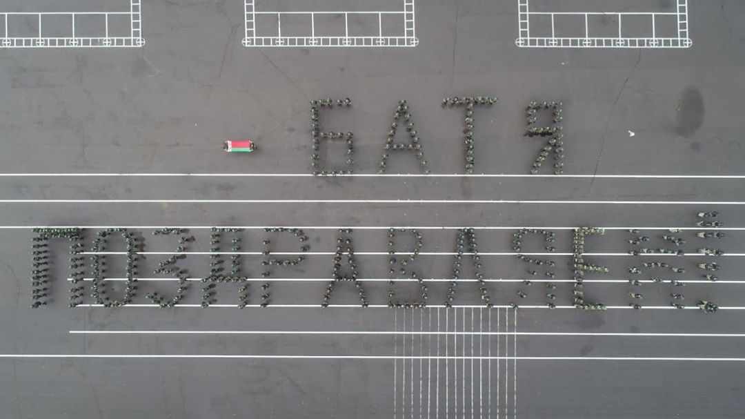 В Минске поздравление Лукашенко выложили из машин милиции: видео абсурда