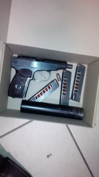 посилка, пістолети