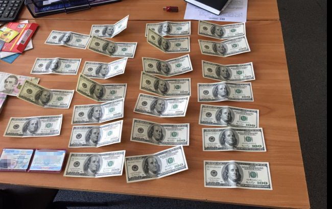 Суд посадив під домашній арешт затриманого на хабарі податківця з Полтавської області