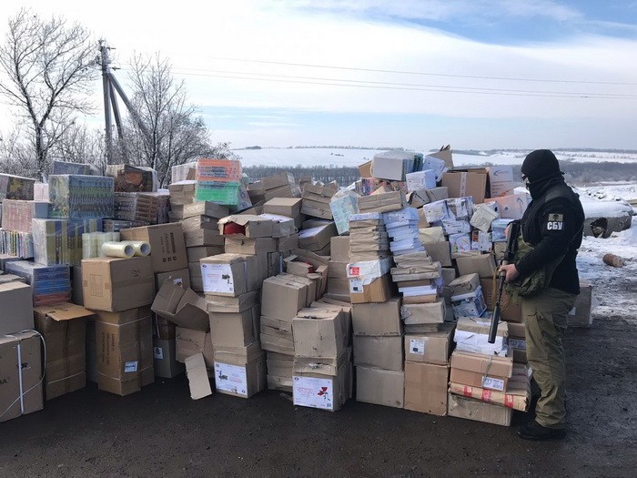 На Донбассе в &quot;серой зоне&quot; обнаружили склады с контрафактными сигаретами