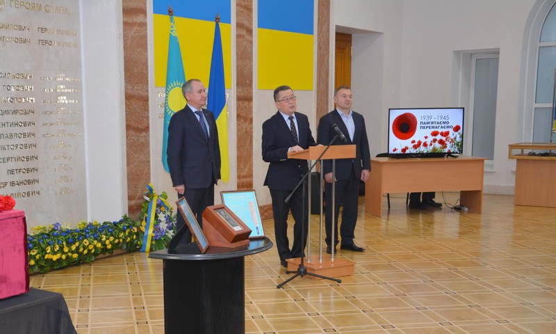 Украина передала Казахстану останки погибшего солдата времен Второй мировой