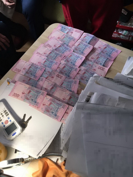 У Львівській області на хабарі викрили чиновника ДМС