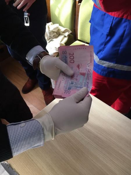 У Львівській області на хабарі викрили чиновника ДМС