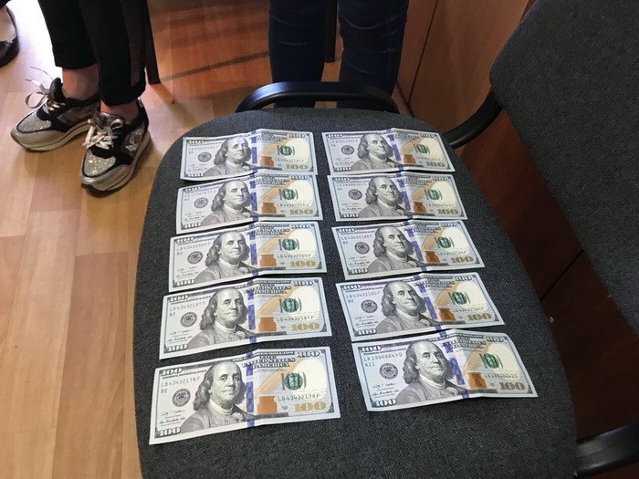 У Черкасах на хабарі затримали держвиконавця управління юстиції