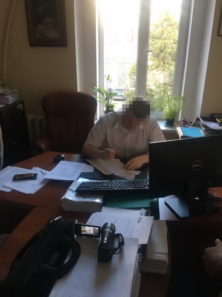 Затриманого на хабарі старшого слідчого ГПУ взяли під варту