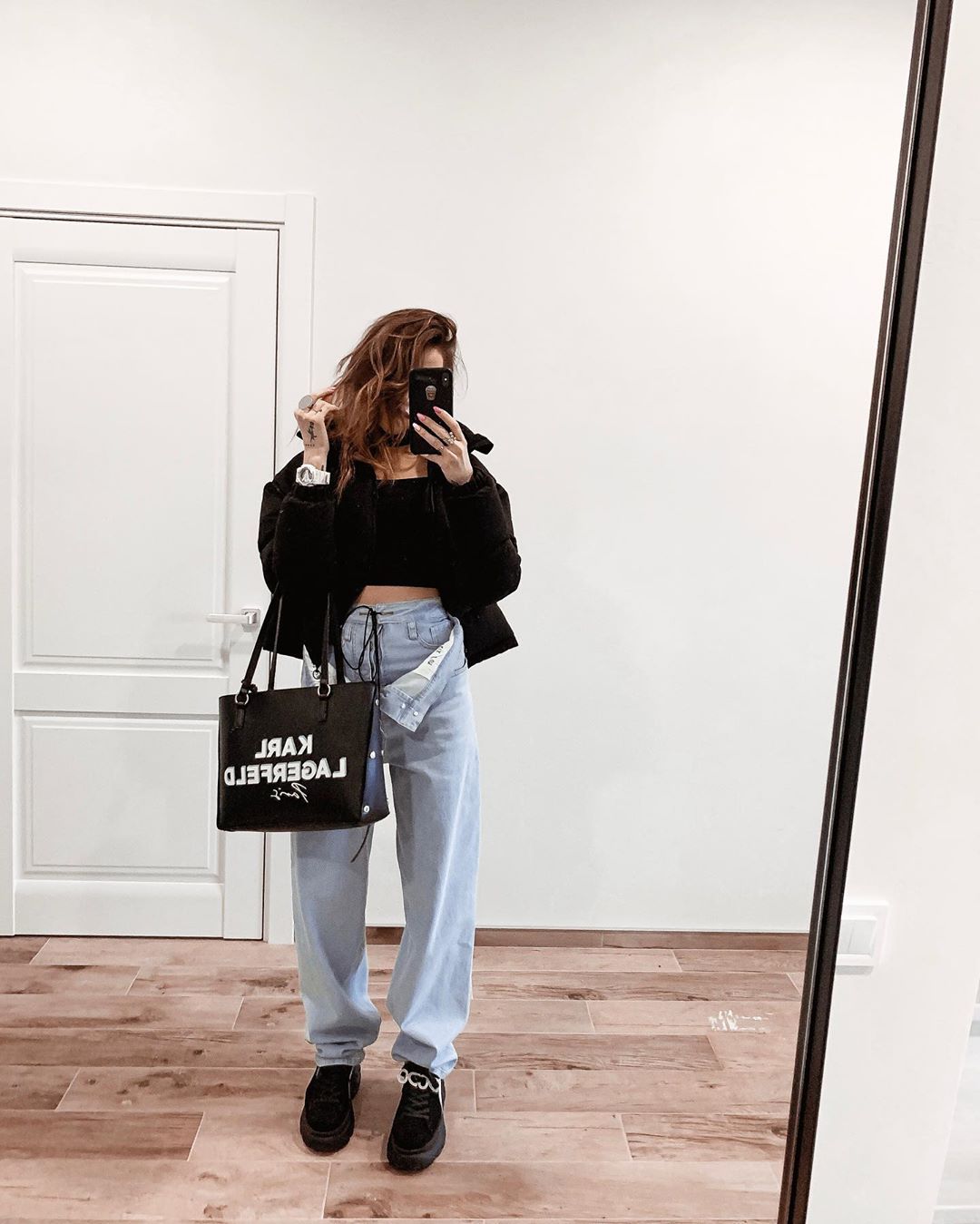 Надя Дорофєєва в розстебнутих джинсах блиснула стильним образом