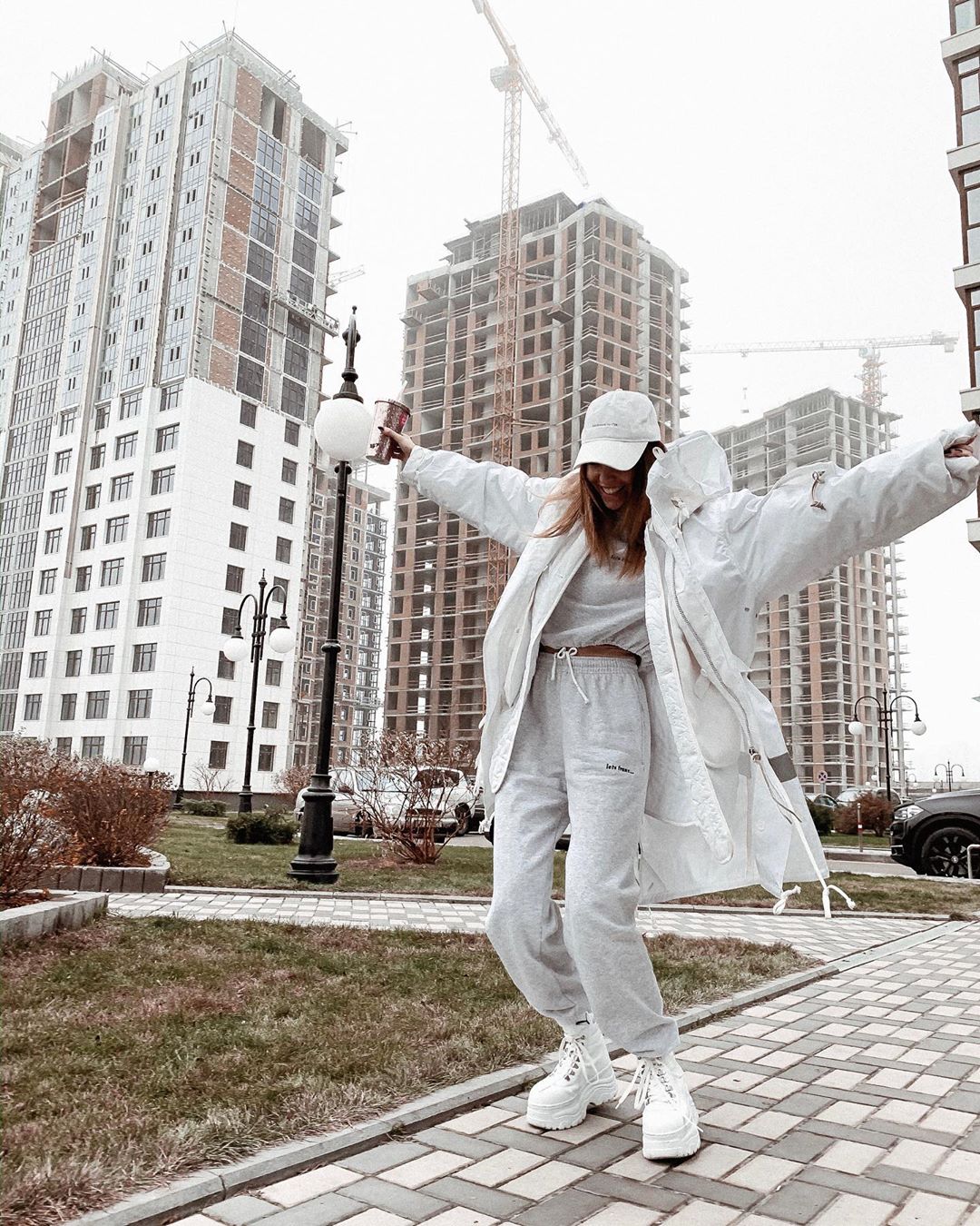 Надя Дорофеева в кокетливом топе на одно плечо покорила трендовым луком на весну-2020