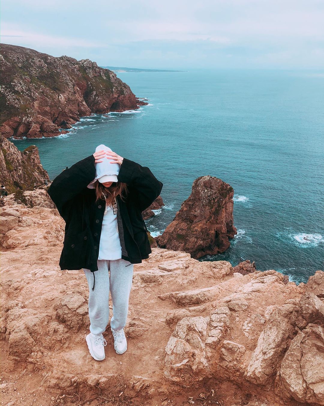 Мурашки по коже: Надя Дорофеева побывала на краю света и позировала на краю пропасти