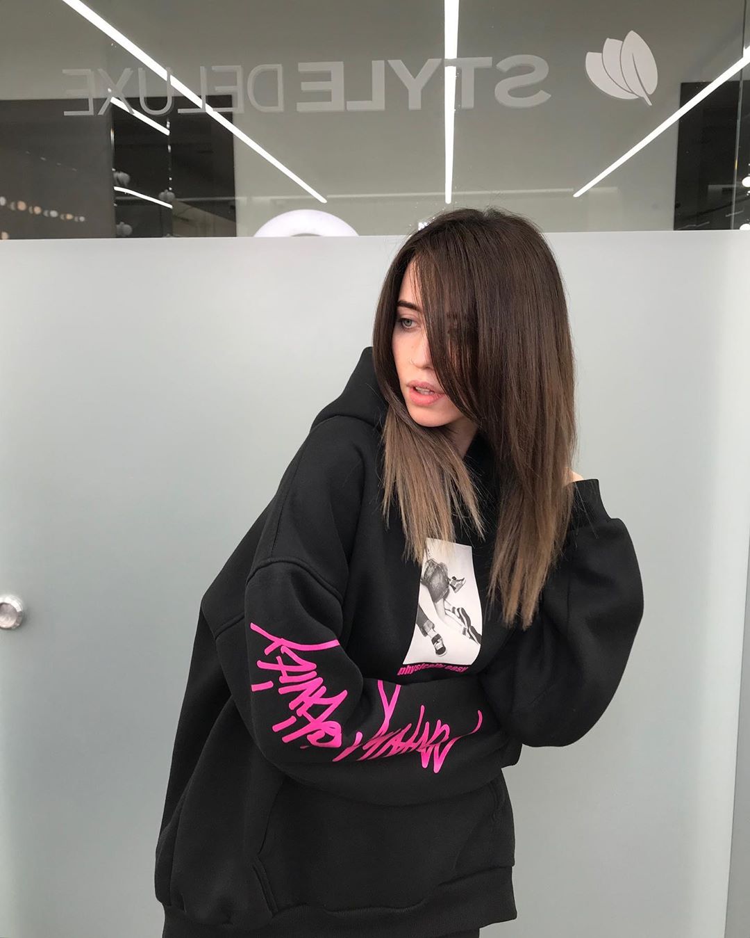 Надя Дорофеева в кокетливом топе на одно плечо покорила трендовым луком на весну-2020