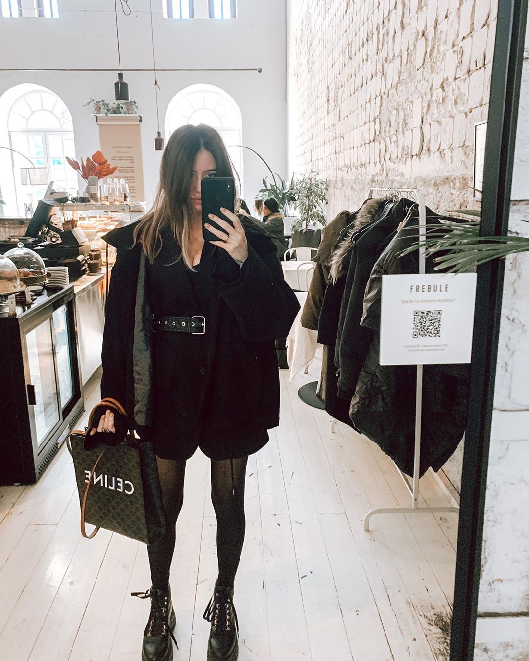 В коротком платье-пиджаке: Надя Дорофеева соблазнила стильным total black выходом