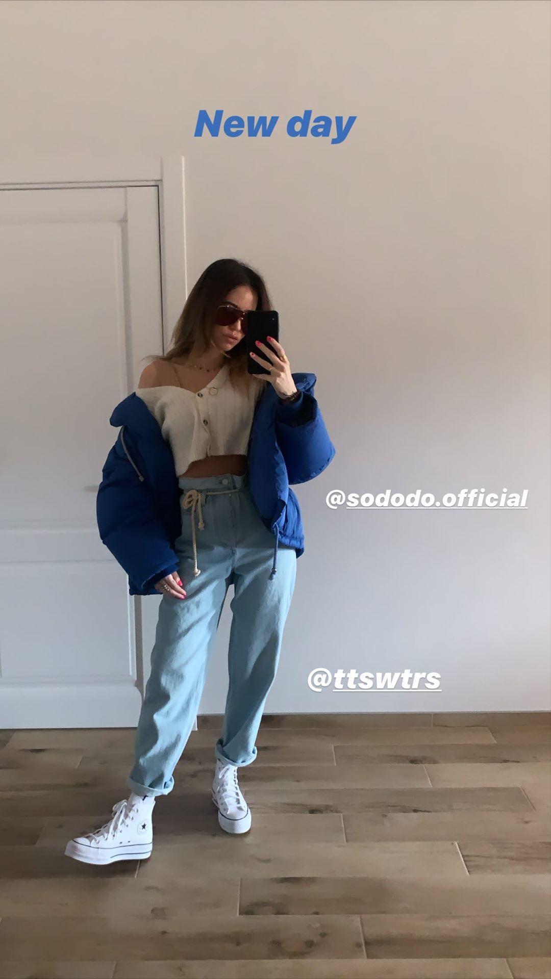 Надя Дорофеева в кокетливом топе на одно плечо покорила трендовым луком на весну-2020