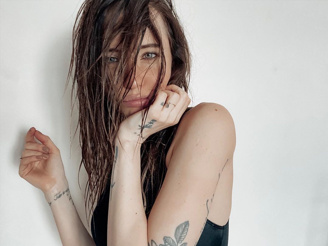 Надя Дорофєєва в мікро-шортах з леопардовим принтом показала спокусливі вигини