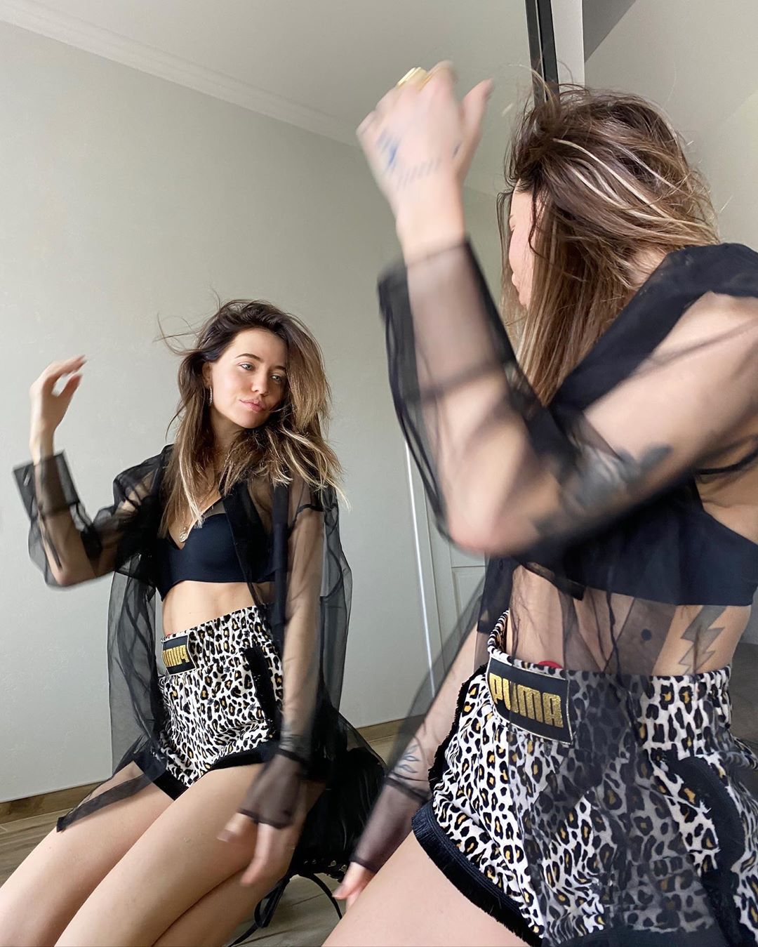 Надя Дорофєєва в мікро-шортах з леопардовим принтом показала спокусливі вигини