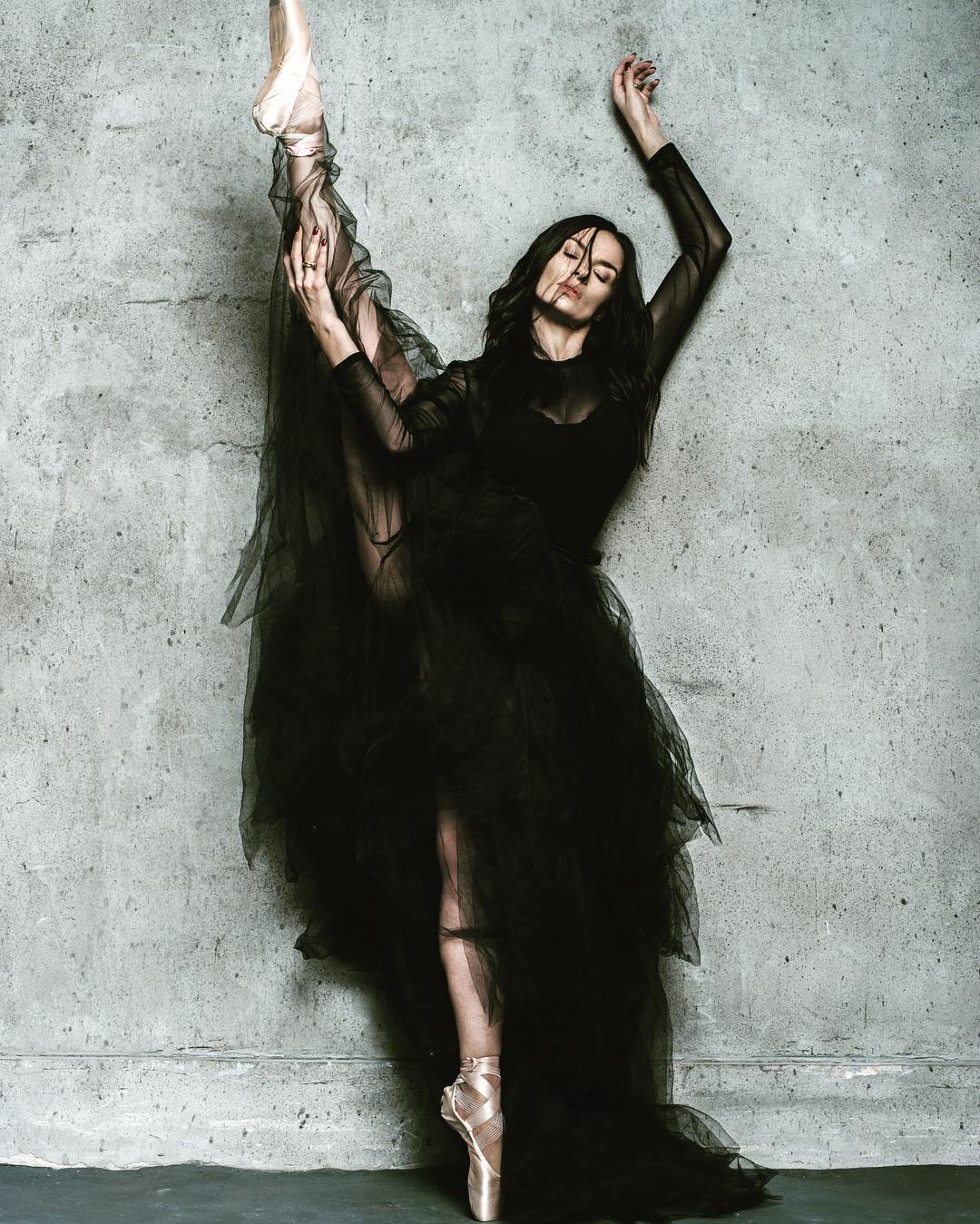 "Черный лебедь": Надежда Мейхер поразила фанов идеальной растяжкой