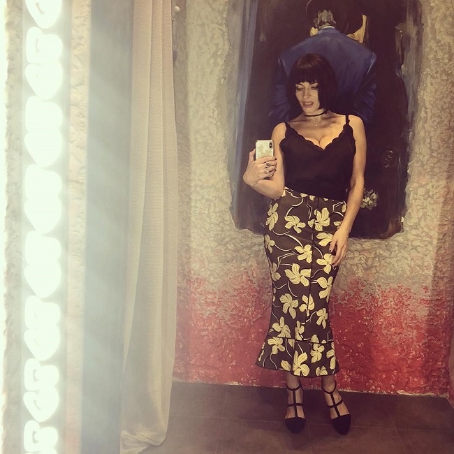 "Прекрасна в любом образе": Надя Мейхер показала, как носить бельевой топ